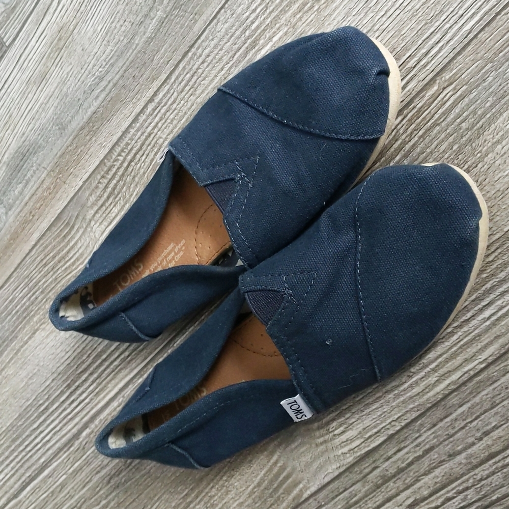 5/$25 TOMS Classic Navy Blue Canvas Flats Size 6.5